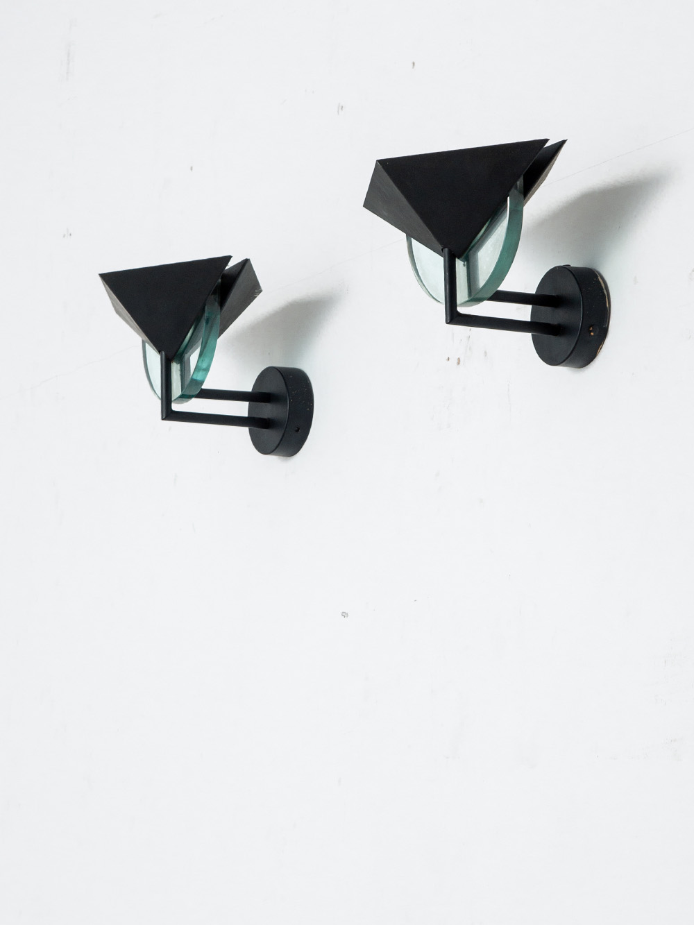 Wall Lamp in Glass and Steel
Italy , 1970s
イタリアより、幾何学的な表情が美しいウォールランプ。