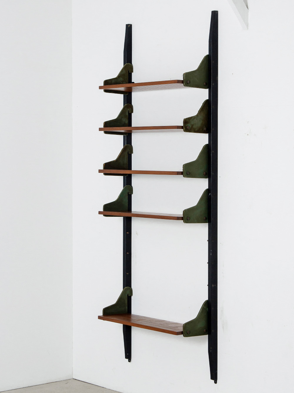 Vintage Wall Shelf in Wood and Steel
Italy , 1960s
イタリアより、グリーンのサイドパネルが目を引くモジュール式ウォールシェルフ。