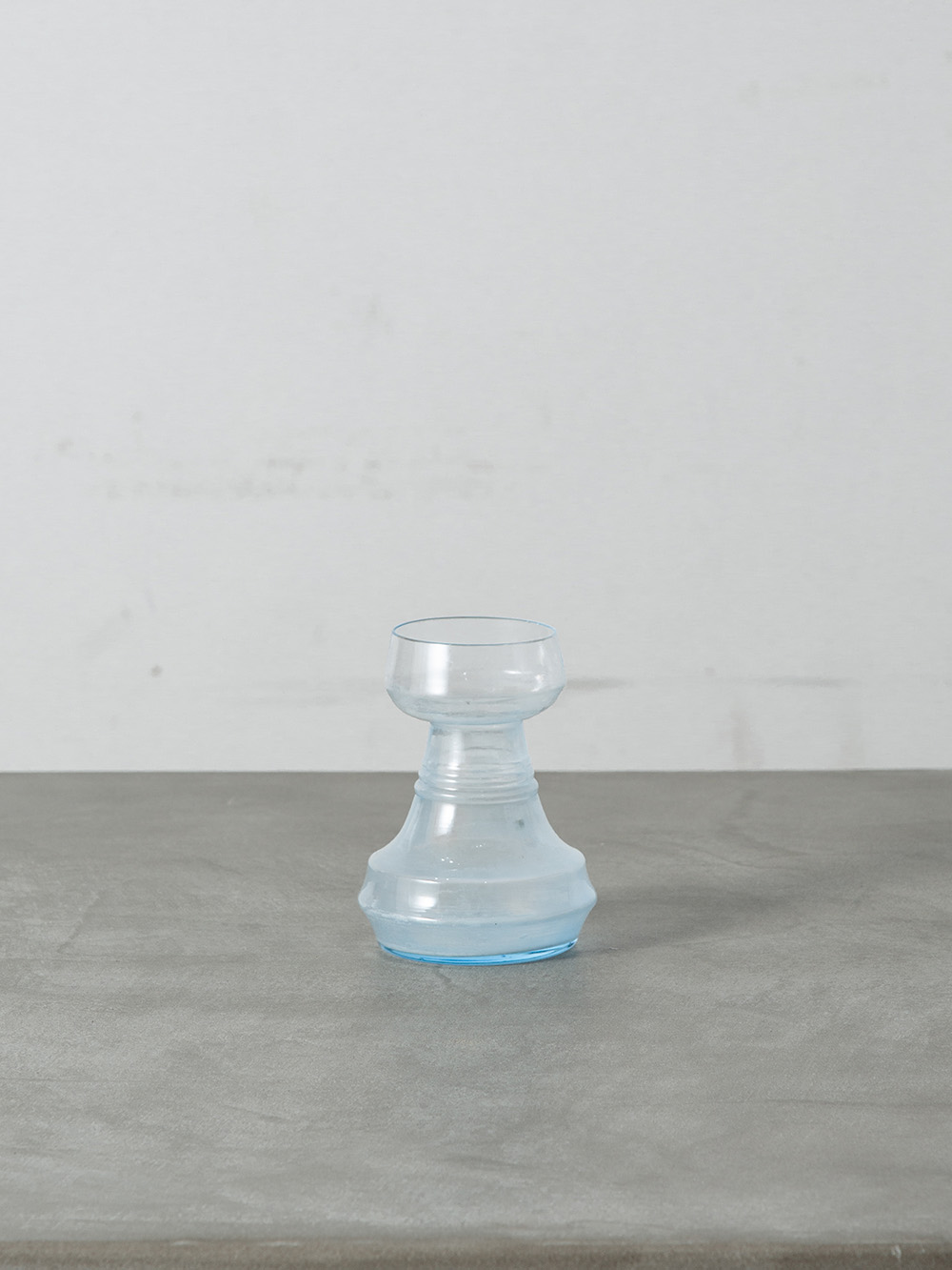 Flower Vase in Glass and Powder Blue
Italy , 1980s
イタリアより、パウダーブルーのグラデーションが美しいフラワーベース。