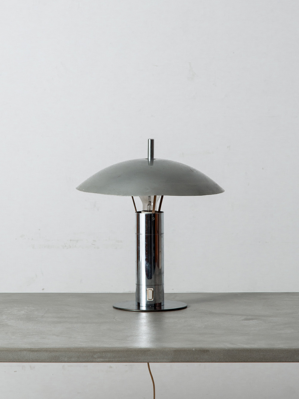 Table Lamp for Stilnovo in Metal
Italy , 1960s
イタリアより、Stilnovo(スティルノヴォ)社製のテーブルランプ。シェード裏に当時のステッカーがあります。