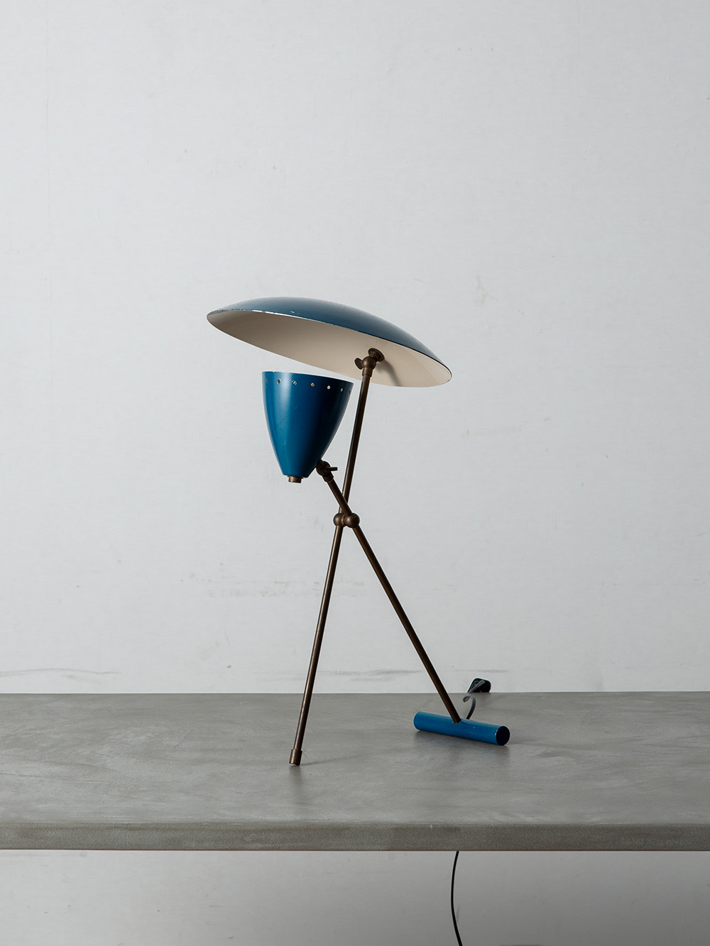 Table Lamp in Brass and Steel
Italy , 1950s
イタリアより、経年変化した支柱とシェードのコントラストが美しいテーブルランプ。