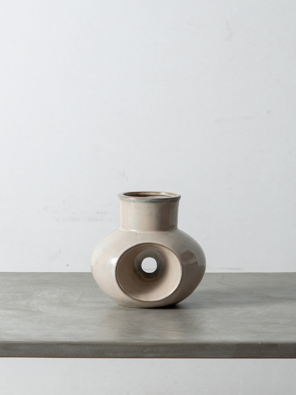 Flower Vase in Ceramic
France , 1970s
フランスより、彫刻的なフォルムが印象的なフラワーベース。