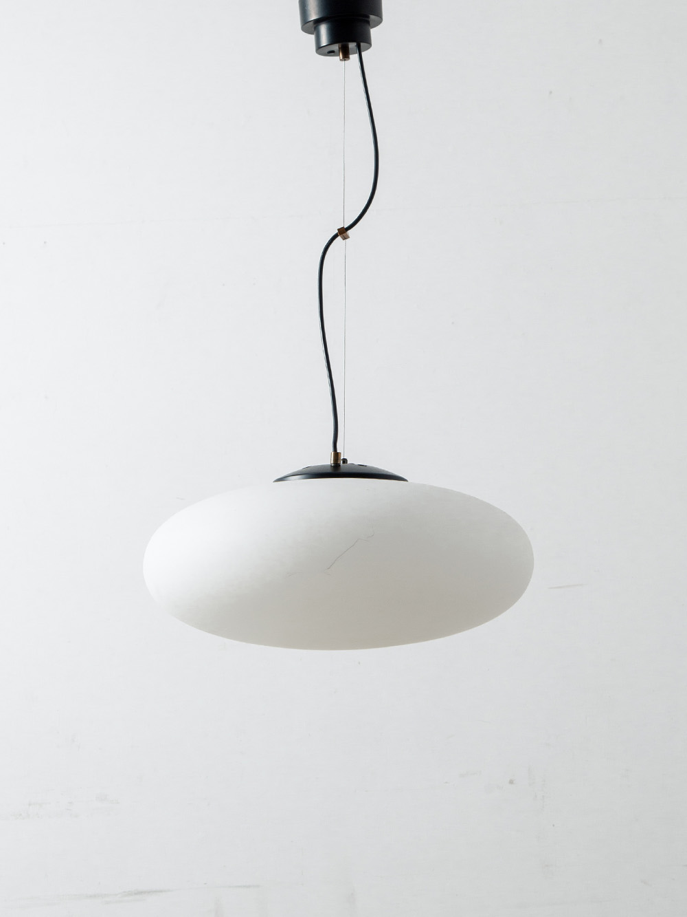 ‘1187’ Pendant Lamp by Gaetano Sciolari for Stilnovo in Glass , Steel and Brass
Italy , 1950s
イタリア人デザイナー Gaetano Sciolari(ガエターノ・ショラリ)によって Stilnovo(スティルノヴォ)社のために1953年にデザインされた '1187' ペンダントランプ。