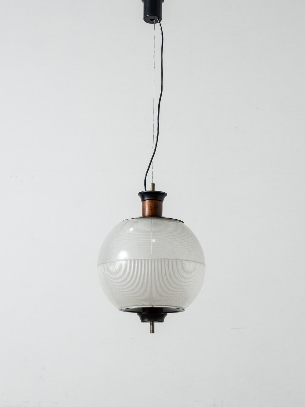 Pendant Lamp by Vico Magistretti in Glass , Plastic , Brass and Wood
Italy , 1960s
イタリアのデザイナー Vico Magistretti(ヴィコ・マジストレッティ)によってデザインされたペンダントランプ。