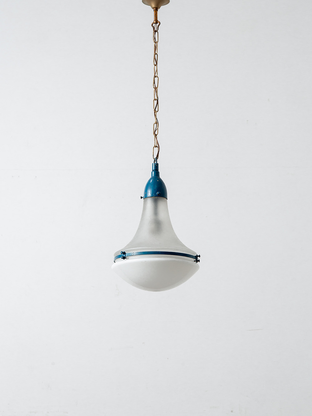 ‘Luzette’ Pendant Lamp by Peter Behrens for Siemens in Glass , Steel and Brass
Germany , 1860s - 1920s
ドイツの建築家・デザイナーの Peter Behrens(ペーター・ベーレンス)によって、Siemens 社のために1900年代初頭にデザインされた 'Luzette' ペンダントランプ。
手工芸や自然的な曲線を受け入れつつ、機能美を重視した工業デザインを数多く発表しており、バウハウスやモダニズム建築の流れを生んだデザイナー達に、大きな影響を与えたと言われています。