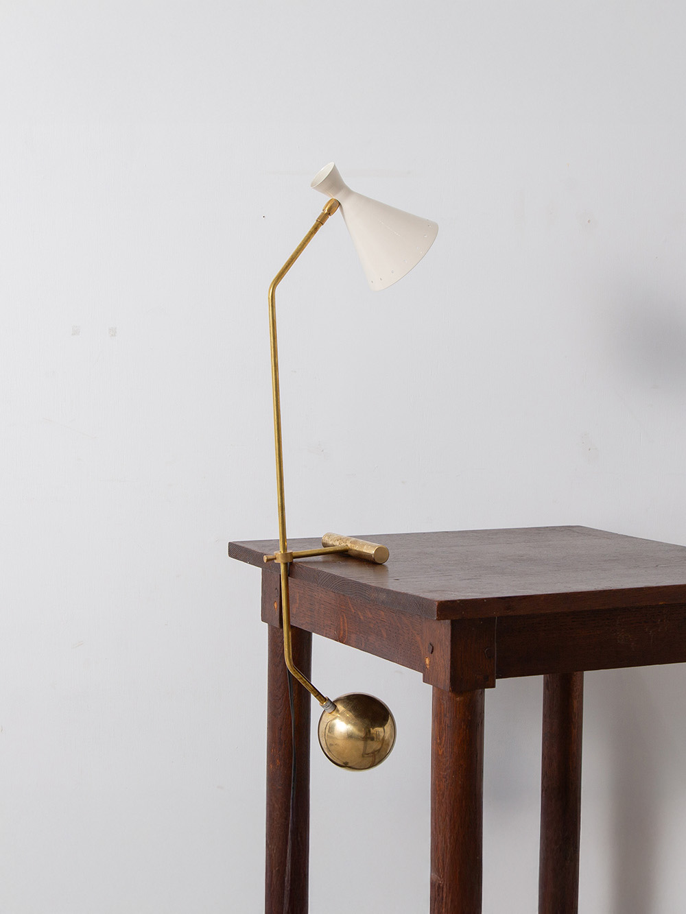 Mid-Century Modern Italian Stilnovo Style Adjustable Desk Lamp in Brass and White
¥88,000+Tax ▶ ¥108,000+Tax