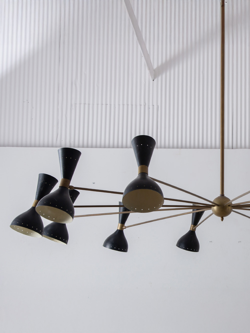 Mid-Century Modern Italian Stilnovo Style Twelve-Arm Brass Chandelier in Brass and Black
¥300,000+Tax ▶ ¥430,000+Tax