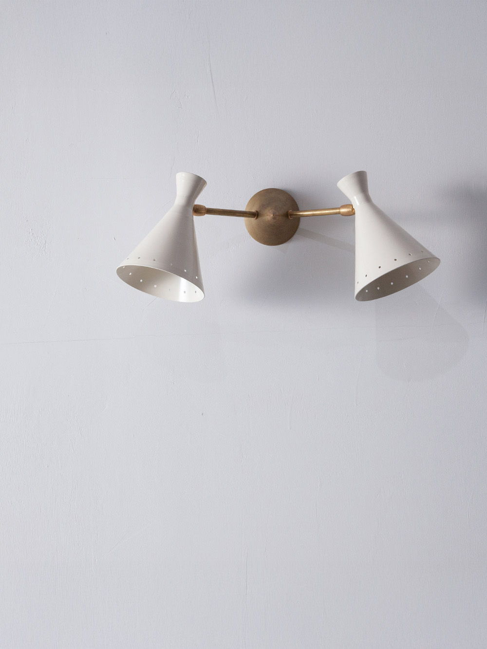 Adjustable Dual Wall Light in Brass and White
¥45,000+Tax ▶ ¥58,000+Tax