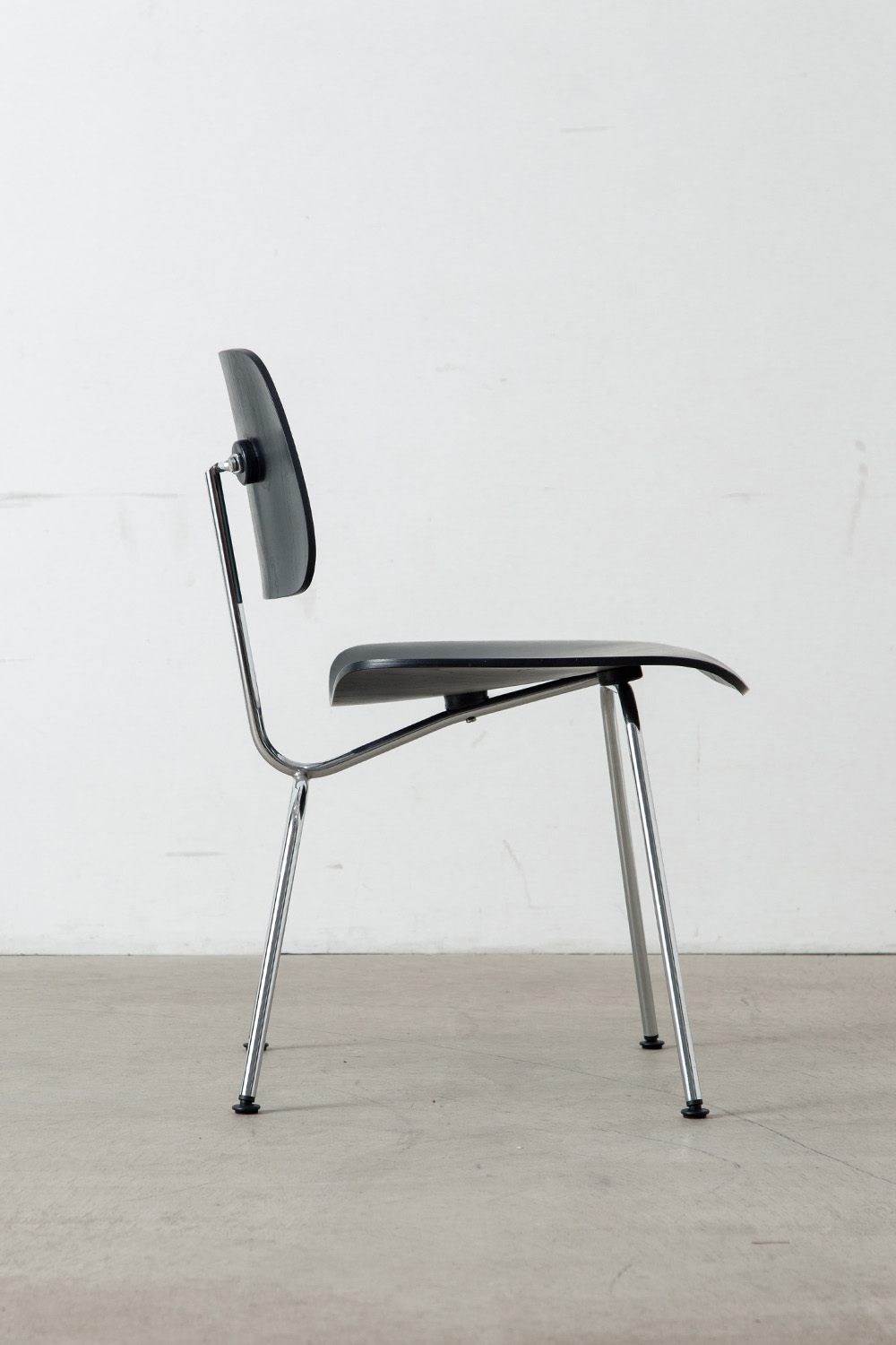 ‘DCM‘ Chair by Charles & Ray Eames for Herman Miller in Plywood and Stainless