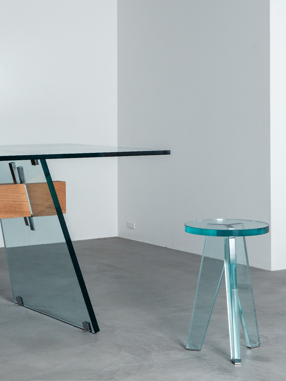 Crystal Stool,Philippe Starck,フィリップ・スタルク,清澄白河,Antique,Vintage,Interior Design,topso,stoop,stool,アンティーク,ビンテージ,ヴィンテージ,家具,雑貨,インテリア,店舗什器,設計,インテリアデザイン,内装,什器,店舗設計,ギャラリー,デザイナーズ家具,ショールーム,椅子,スツール,GLAS ITALIA,グラスイタリア