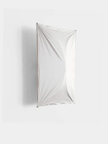 イタリアの建築家・デザイナーTobia Scarpa（トビア・スカルパ）によって1973年にデザインされたARIETTE（アリエッテ）。
ウォールランプまたはシーリングライトとしてご使用いただけます。
凧の構造からインスピレーションを得たデザインが、空間にやわらかく広がる光を生み出します。
