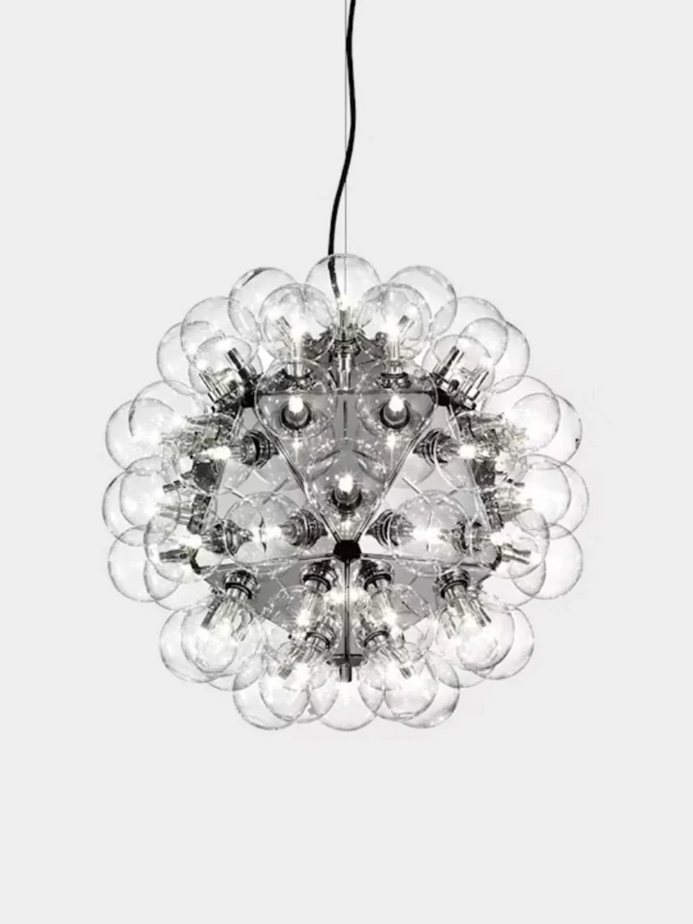 イタリアのデザイナー Achille Castiglioni（アッキレ・カスティリオーニ） によってFLOS（フロス）社のために1988年にデザインされた、'Taraxacum 88S'サスペンションランプ。
直接照明と反射照明、両方の機能を併せ持つ現代的なシャンデリア。正三角形の基本形を組み合わせ、正20面体を形成したデザインです。
「Taraxacum」はイタリア語で「タンポポ」を意味します。
60個の電球が迫力のある光を放ち、空間に華やかな存在感をもたらします。
