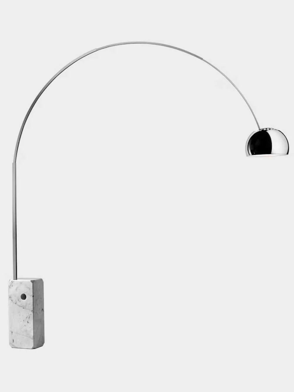 イタリアを代表するデザイナー Achille and Pier Giacomo Castiglioni（アキッレ＆ピエル・ジャコモ・カスティリオーニ）によってFLOS（フロス）社のために1962年にデザインされた、'ARCO'フロアランプ。
「ARCO」とはイタリア語で「アーチ」を意味し、ビアンコカララのベースにステンレスのポールが美しいアーチを描きます。
街灯のフォルムからインスピレーションを得て誕生したARCOは、シェードには上方向にも光が当たるよう穴が開けられており、天井に吊るすことなく空間を広く照らします。
1962年に発表して以来、世界中で愛用されているFLOS社を代表する照明デザインです。
