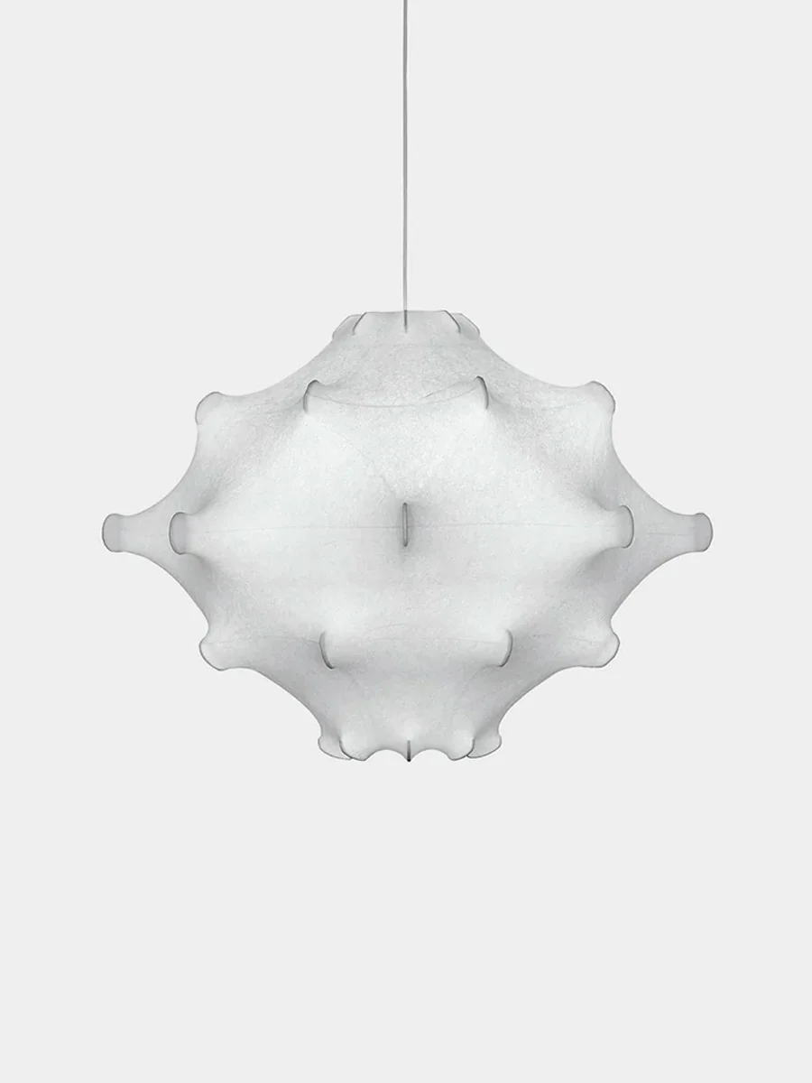 イタリアを代表するデザイナー Achille & Pier Giacomo Castiglioni（アキッレ＆ピエル・ジャコモ・カスティリオーニ）によって1960年にデザインされた、'TARAXACUM'（タラクサカム）ペンダントランプ。
タンポポを意味する'TARAXACUM'は綿毛を連想させる形が特徴的で、FLOSのコクーンシリーズを代表するデザインの一つです。
パウダーコーティングを施したスチールの内部構造と、独自の'コクーン'樹脂で構成され、樹脂はスプレー仕上げでコーティングされています。
