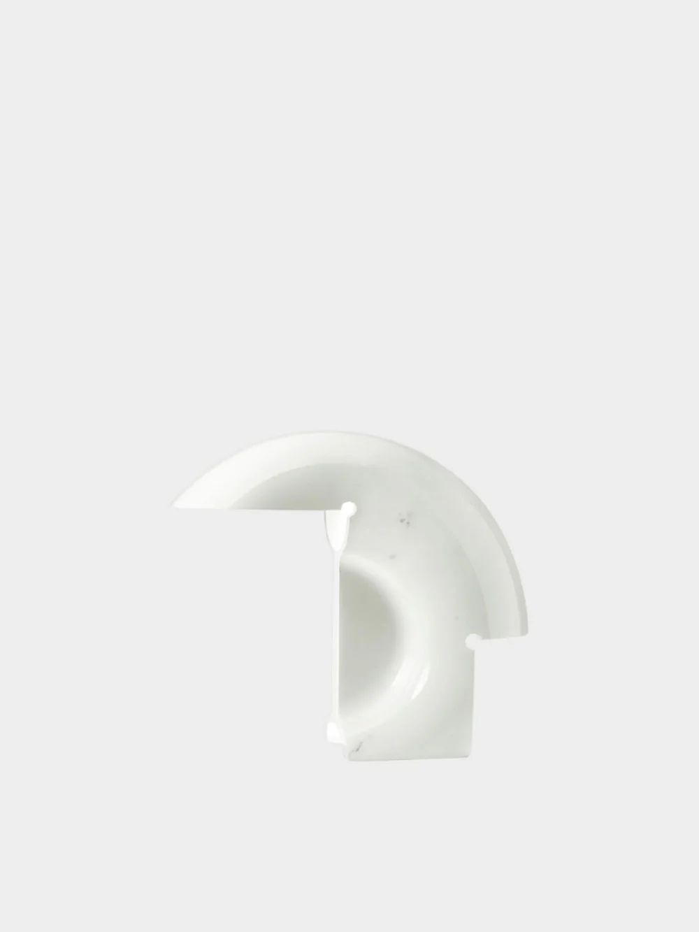 イタリアの建築家・デザイナーTobia Scarpa（トビア・スカルパ）によって1968年にデザインされたBIAGIOテーブルランプ。
イタリア トスカーナ州カラーラ産大理石の塊を削り出し、形成されています。
独特のフォルムと大理石から透ける柔らかな光が一つのアートピースのようです。
