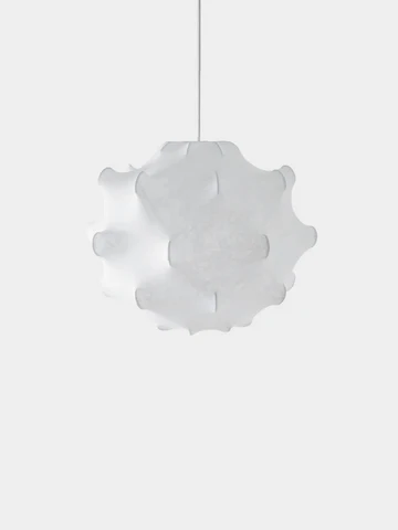 イタリアを代表するデザイナー Achille & Pier Giacomo Castiglioni（アキッレ＆ピエル・ジャコモ・カスティリオーニ）によって1960年にデザインされた、'TARAXACUM'（タラクサカム）ペンダントランプ。
タンポポを意味する'TARAXACUM'は綿毛を連想させる形が特徴的で、FLOSのコクーンシリーズを代表するデザインの一つです。
パウダーコーティングを施したスチールの内部構造と、独自の'コクーン'樹脂で構成され、樹脂はスプレー仕上げでコーティングされています。
