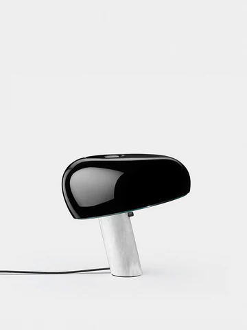 イタリアを代表するデザイナー Achille & Pier Giacomo Castiglioni（アキッレ＆ピエル・ジャコモ・カスティリオーニ）によって1967年にデザインされた、‘SNOOPY’テーブルランプ。
そのフォルムがスヌーピーに似ていることから名前が付けられました。
大理石のベースについたスイッチで照明のON/OFF、調光が可能です。
