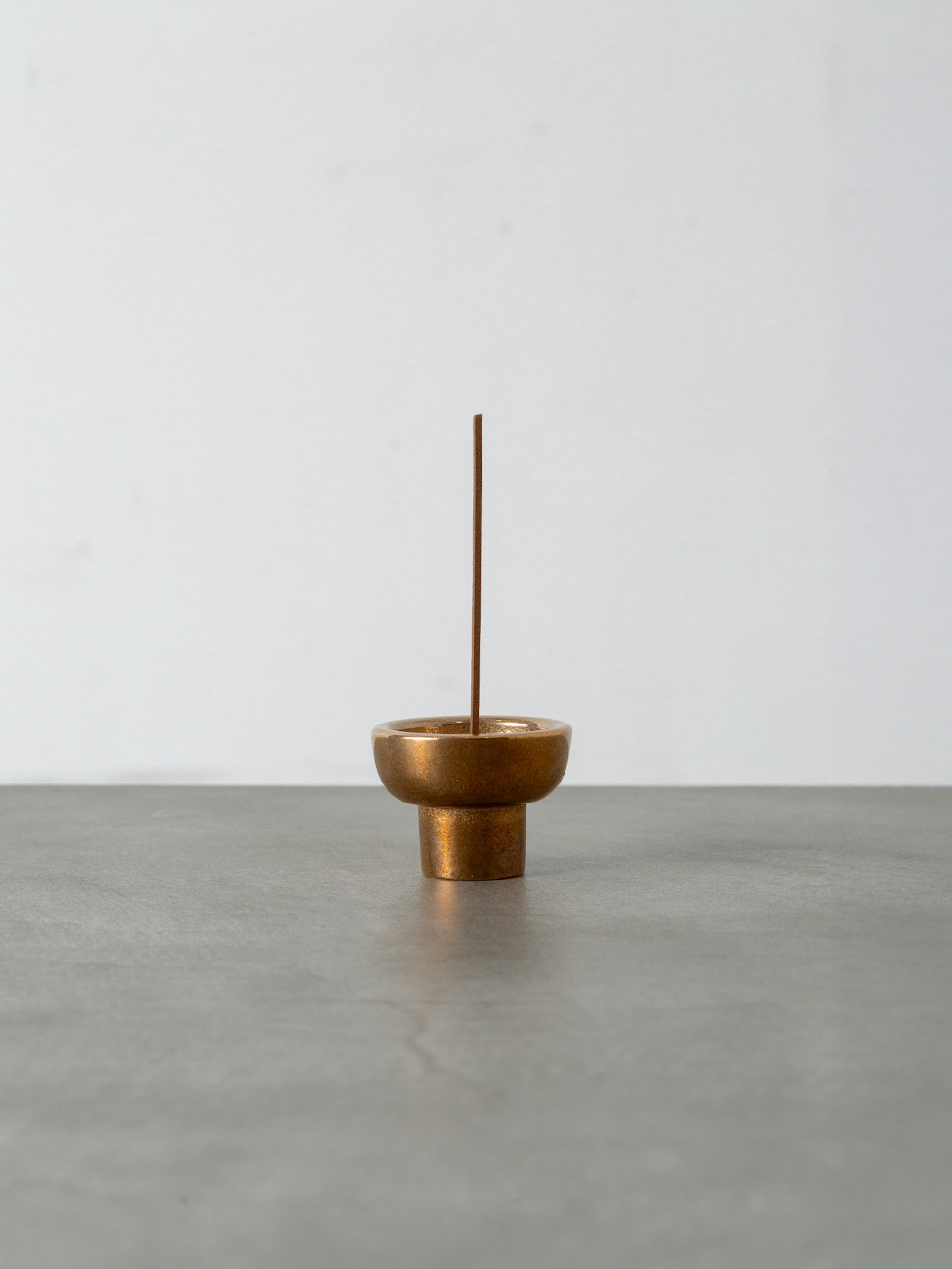 オーストラリアを拠点とする、studio Henry Wilson のデザイナー Henry Wilson（ヘンリー・ウィルソン）との共作で作られたこちらの作品は、ミニマルで重厚なデザインが特徴です。
