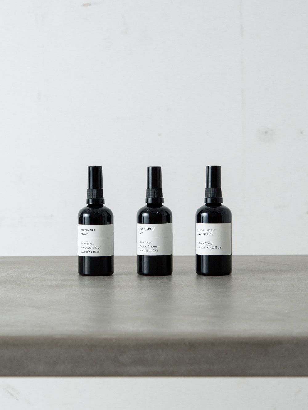 香水やキャンドルと同じ良質な天然香料で作られる香りは、空間にひと吹きするだけで、忙しい日々に束の間の癒しを提供してくれます。
内容量100ml。
