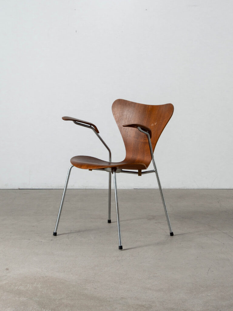 ‘SERIES 7’ Armrest Chair by Arne Jacobsen for Fritz Hansen