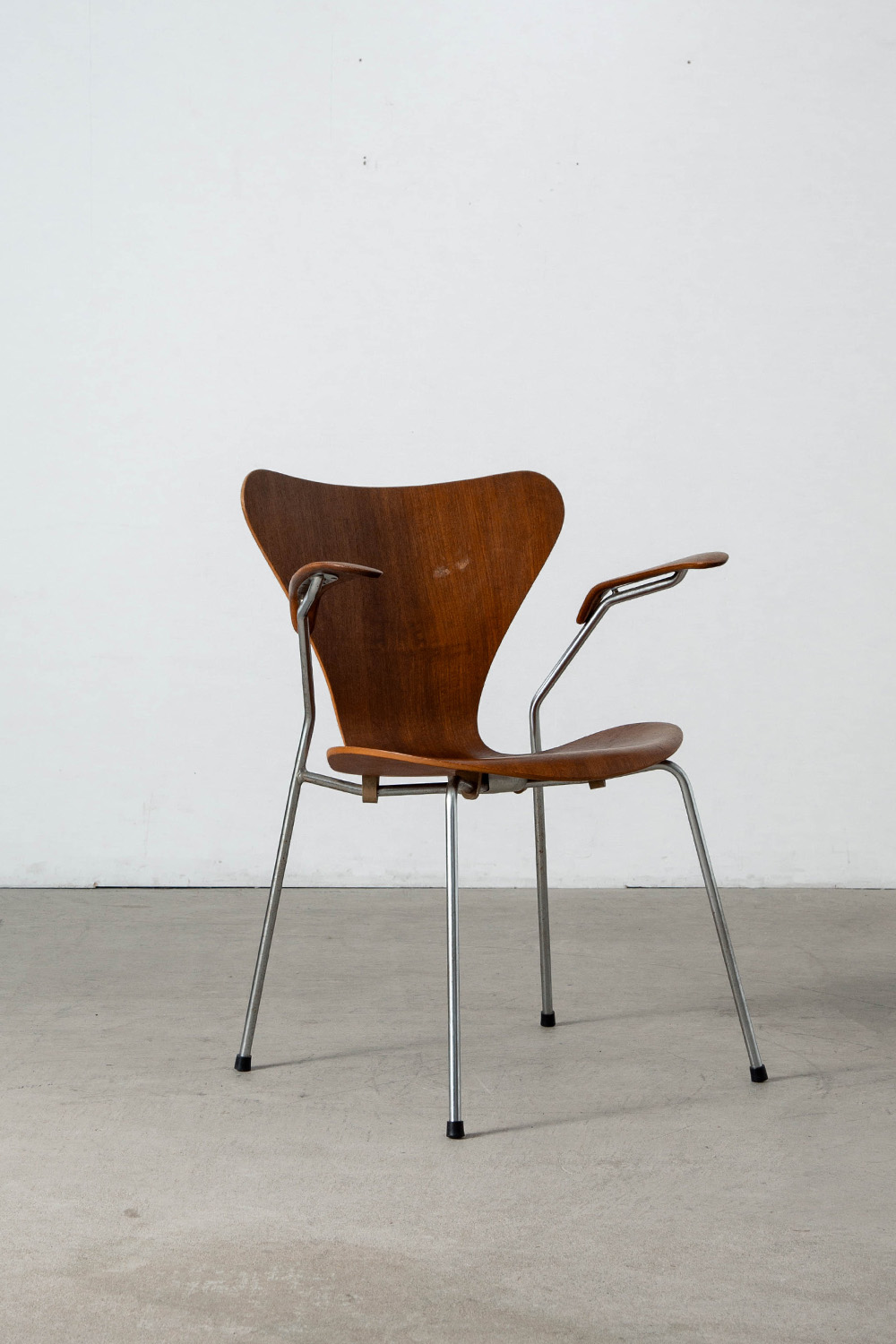 ‘SERIES 7’ Armrest Chair by Arne Jacobsen for Fritz Hansen