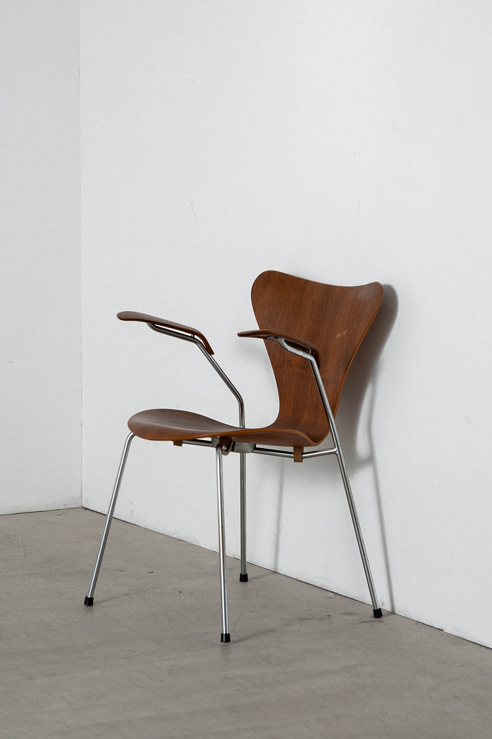 ‘SERIES 7’ Armrest Chair by Arne Jacobsen for Fritz Hansen