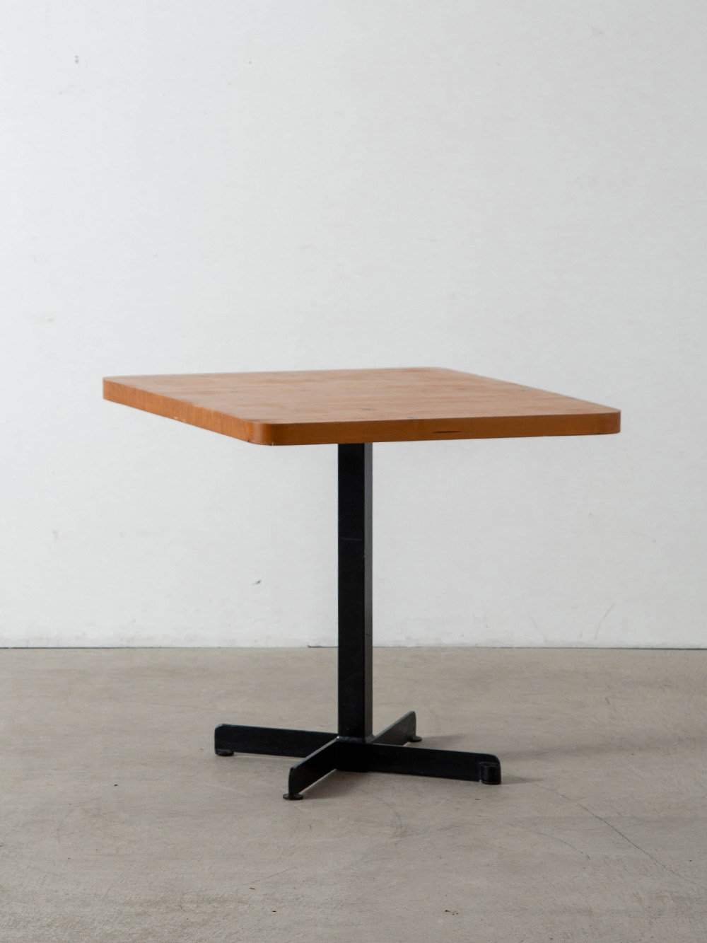 Dining Table by Charlotte Perriand for Les Arcs in Pine and Steel
France , 1970s
Charlotte Parriand（シャルロット・ペリアン）が携わったフランスの 