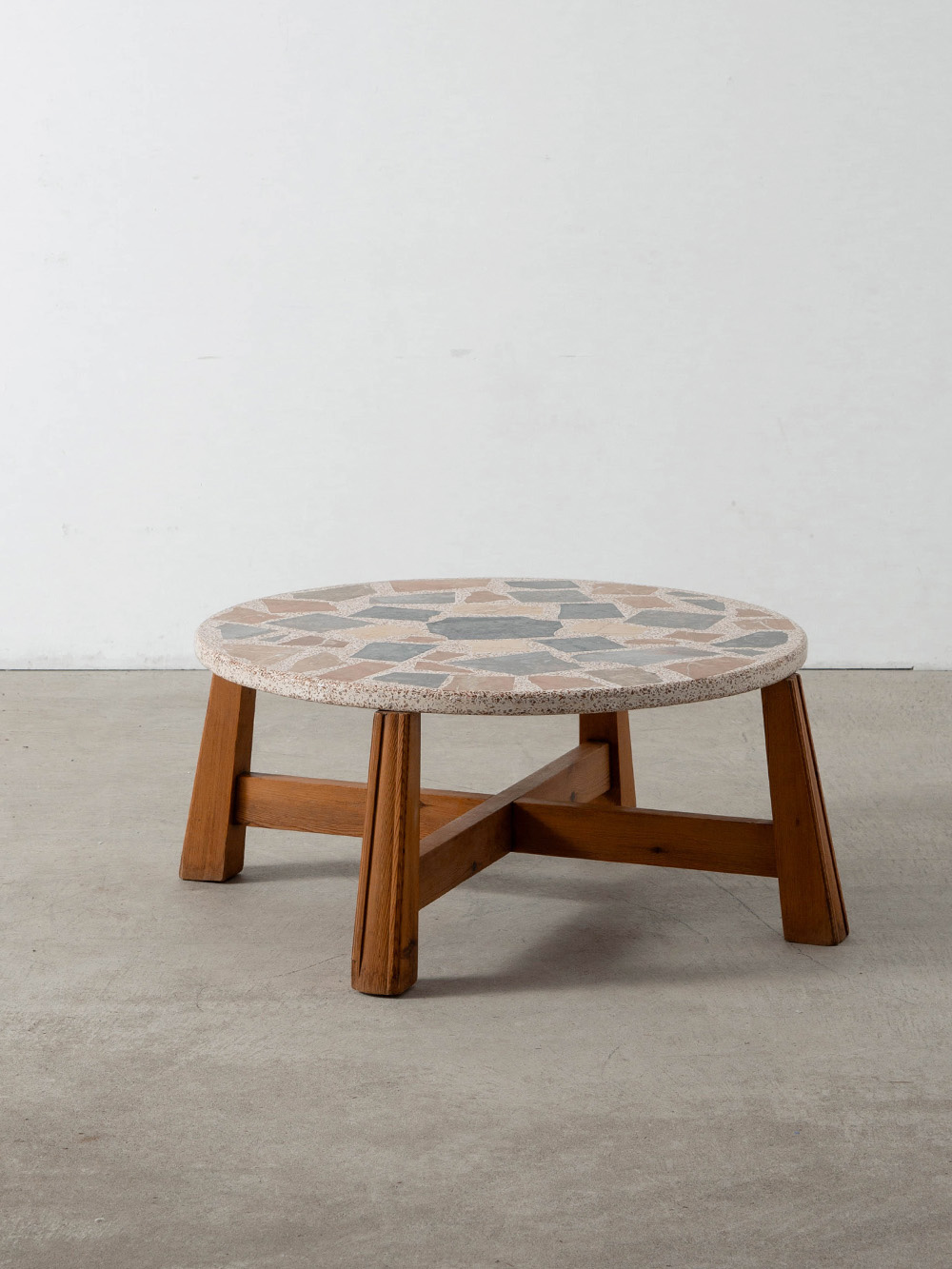 Coffee Table in Terrazzo and Wood
Spain , 1960s
スペインより、テラゾー天板と木材、二つの異なる素材のバランスの美しいコーヒーテーブル。
