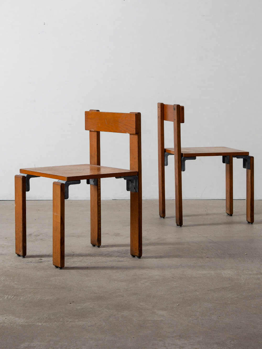 Dining Chair by George Candilis and Anja Blomstedt for Les Carrats in Aluminium and Birch , Ash
France , 1960s
フランスのデザイナー・建築家 George Candilis（ジョルジュ・カンディリス）と、フィンランドのデザイナー Anja Blomstedt（アニャ・ブロムシュテット）によって、1968年にデザインされたダイニングチェア。フランスのリゾート型集合住宅「Les Carrats（レ・カルラット）」のために Sentou社が3年間のみ製造した希少な個体で、現存数は極めて限られています。
無垢材や合板のパーツをアルミニウム製ブラケットで固定するモジュール構造が特徴で、この接合部は同シリーズのベッドやテーブルなどにも適応されています。簡潔で美しいミニマルなデザインが独自の存在感を生み、海沿いの環境に合わせて脚先には水濡れを防ぐパーツが取り付けられるなど、耐久性にも配慮が施された１脚。
カンディリスは、1945年にLe Corbusier（ル・コルビュジエ）事務所に入所。彼のもとで世界遺産である「ユニテ・ダビタシオン」のプロジェクトに携わるなど、建築界においても顕著な実績を築きました。レ・カルラットはそのモダニズムを継ぐ建築であり、この椅子もその理念に呼応するデザインとなっています。
