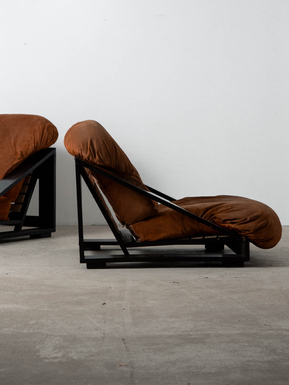 Lounge Chair by Renato Toso and Roberto Pamio for Stilwood in Suede and Wood
Italy , 1970s
イタリアのデザイナー Renato Toso（レナート・トーゾ）と Roberto Pamio（ロベルト・パミオ）によって、同国の Stilwood社のためにデザインされたラウンジチェア。
幾何学のウッドフレームに対し、経年変化したスエード張りのユニークなフォルムのクッションの組み合わせが印象的な一台。
