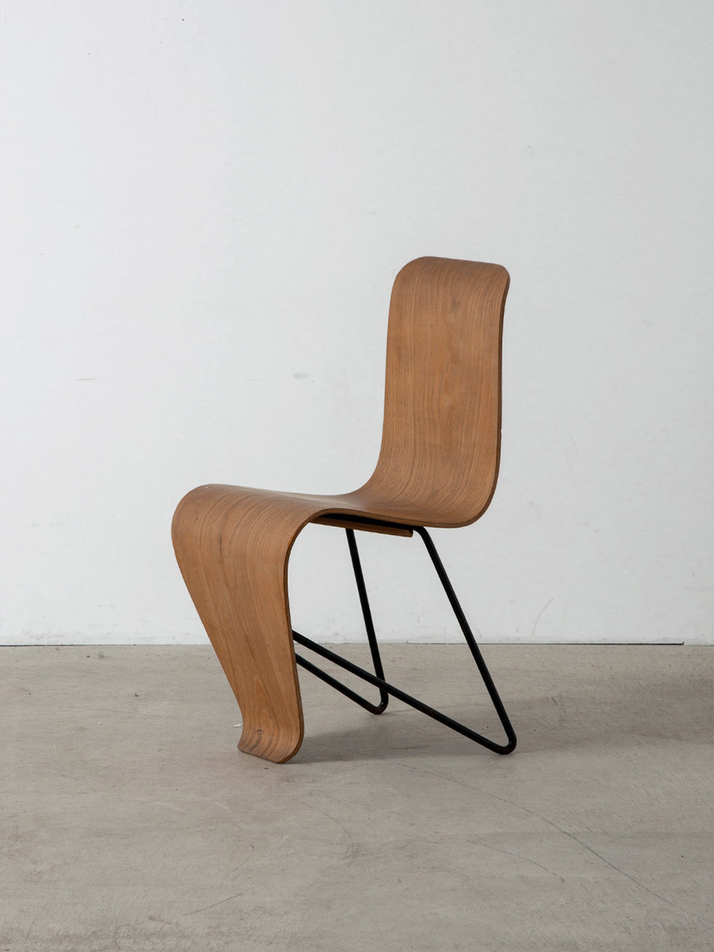 ‘Bellevue’ Chair by André Bloc for M.A.I in Wood and Steel
France , 1950s
フランスの建築家・彫刻家・編集者である André Bloc（アンドレ・ブルック）が、1951年に自邸のためにデザインした 'Bellevue（ベルビュー）' チェア。
一枚の合板による滑らかな曲線とスチールフレームのコンビネーションは、ブルックの彫刻的思考が深く反映された造形的な１脚。 著名なフランス人ディレクター Marcel Michaux（マルセル・ミショー）が運営したギャラリー「M.A.I」によって、ごく少量のみ製造・販売された希少な個体となります。
ブルックは「Art Aujourd'hui」など、建築・美術に関する雑誌を創刊し編集長を務める一方で、彫刻家としても高い評価を獲得しました。1951年には、芸術と建築の融合を提唱する「Groupe Espace」を結成し、Jean Prouvé（ジャン・プルーヴェ）をはじめとする著名なクリエイターが参加するなど、モダニズムの発展に大きく貢献しました。
