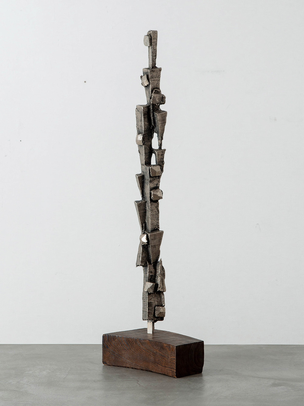 Brutalism Sculpture in Steel and Wood
Belgium , 1980s
ベルギーより、ブルータリズムの影響を感じるスカルプチャー。
金属の経年変化と木製ベースとのバランスの美しい一点。
