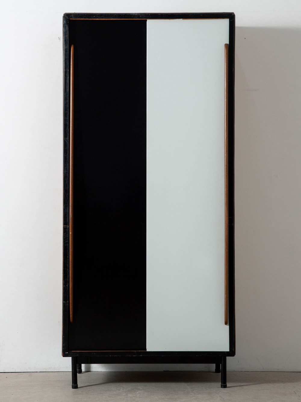 Wardrobe by Willy Van Der Meeren for Tubax in Metal and Wood
Belgium , 1950s
ベルギーを代表するモダニズムの建築家Willy Van Der Meeren（ウィリー・ヴァン・デル・メーレン）によって、Tubax社のためにデザインされたワードロープ。
Le Corbusier（ル・コルビュジエ）の理念やJean Prouvé（ジャン・プルーヴェ）のデザインアプローチに影響を受け、1950年に自ら設計した建築に配置する家具プログラムを展開し、「鉄と木材をモジュール化」したモダンな家具をデザイン。
有機的な木製ハンドルと2色の金属製ドアによって、インテリアにアクセントを演出する一台です。
