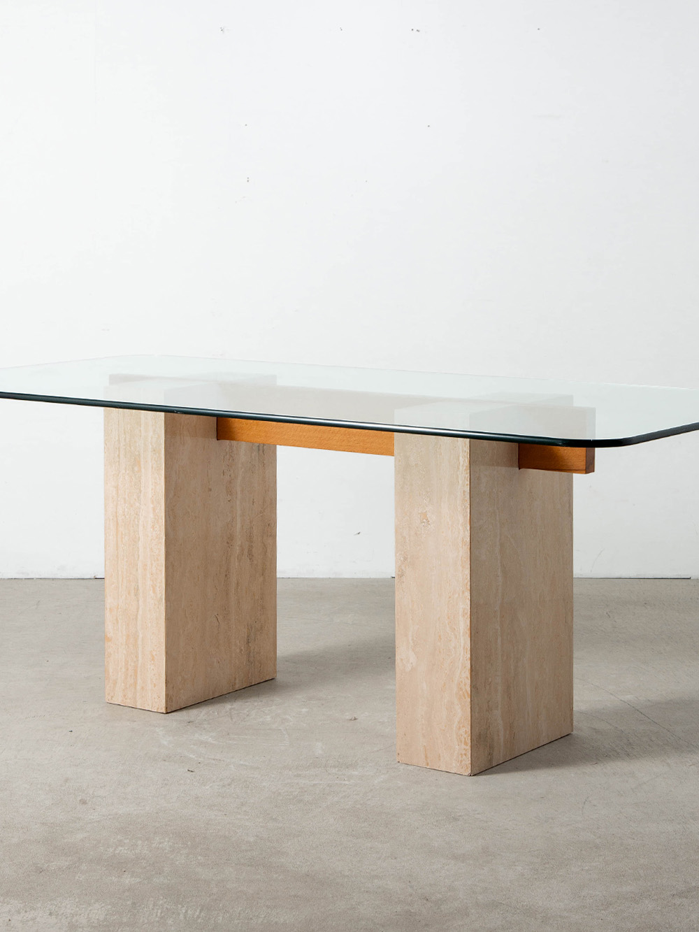 Dining Table in Glass , Travertine and Wood
Italy , 1970s
イタリアより、トラヴァーチンのベースと埋め込み型のウッドブリッジのコントラストが美しいダイニングテーブル。
当時の職人によってハンドメイドで仕上げられた美しい小口のガラス天板を備えています。
