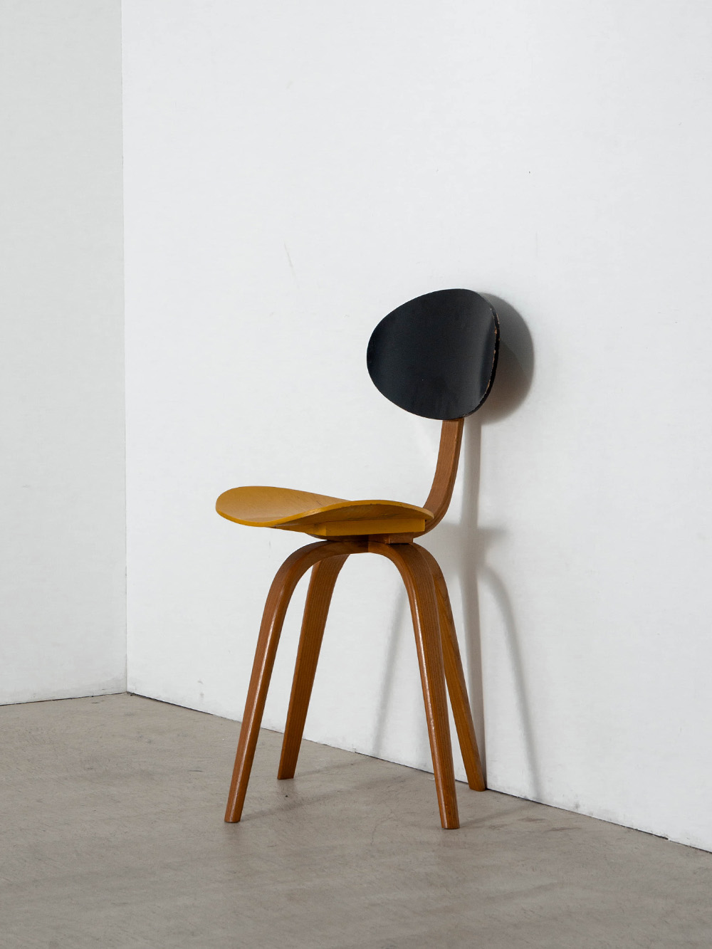 ‘No.3’ Chair by Wilhelm Von Bode for Steiner in Wood
France , 1950s
ドイツのデザイナー Wilhelm Von Bode（ヴィルヘルム・フォン・ボーデ）によって、1950年代に Steiner（シュタイナー）社のためにデザインされた ‘No.3’ チェア。
こちらのモデルは、曲木技術を軸に展開された ‘Bow-Wood’ シリーズの一つで、シュタイナー社のディレクターである Hugues Steiner（ヒューグ・シュタイナー）によって企画・構想されました。その後、フォン・ボーデのデザインによって、そのコンセプトを具体的な形へと昇華させます。
座面からのびやかに広がる有機的な脚部が美しい ‘No.3’ チェアは、曲木によるデザインの新たな可能性を大きく示した一脚として評価されています。
