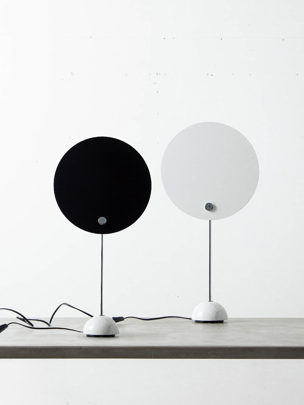 Kuta Table Lamp by Vico Magistretti for NEMO
Italy , 1970s
1979年にVico Magistretti（ヴィコ・マジストレッティ）によってデザインされたKuta テーブルランプ。
ディフューザーはブラックとホワイトのリバーシブル仕様。
シンプルながら光と影が印象的なデザインに、マジストレッティが追求した美しさと機能性のバランスが感じられます。
