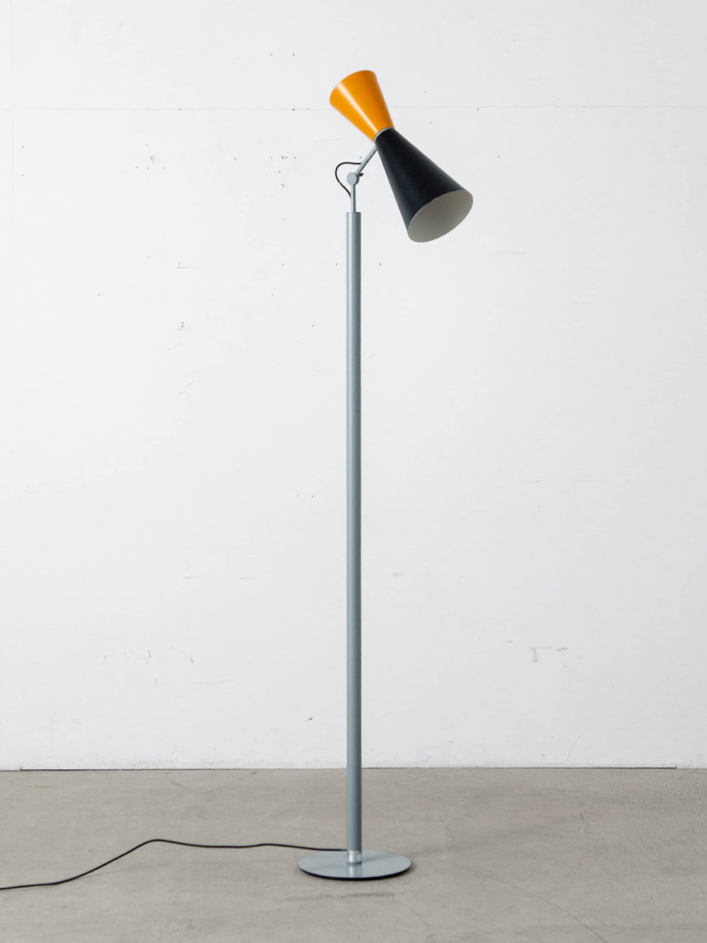 Parliament Floor Lamp by Le Corbusier for NEMO
Italy , 1960s
1963年にル・コルビュジェによってデザインされた Parliament （パーラメント）フロアランプ。
インドのチャンディガル国会議事堂のためにデザインされ、1950年代モダニズムの象徴ともいえる本作は、当時の工業用照明から着想を得たデザインです。 上下に広がる2つのシェードが直接光と間接光の両方を生み出します。
仕上げには彼が開発したカラーパレット「claviers de couleurs（色のキーボード）」に基づいた配色が採用されています。
