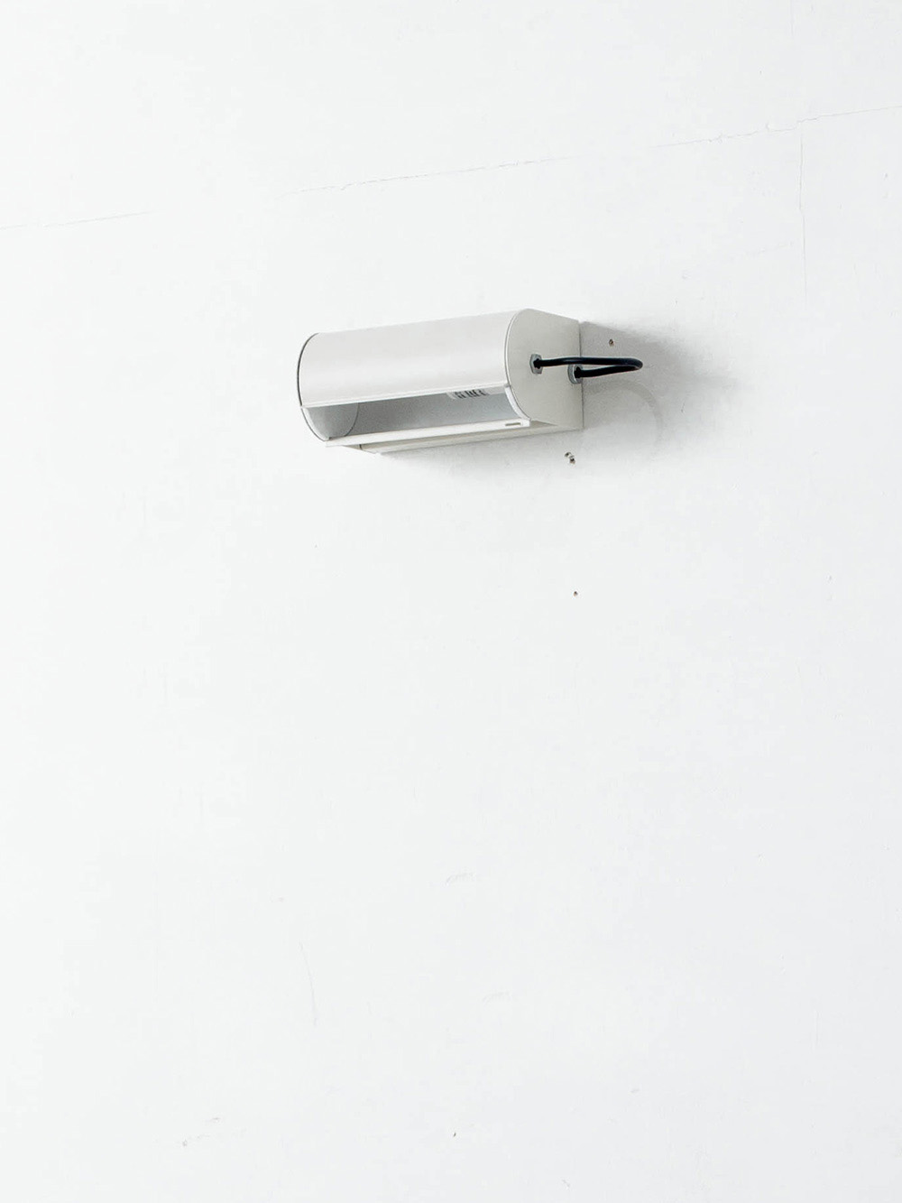 Applique Cylindrique Petite Wall Lamp by Charlotte Perriand for NEMO in White wash
Italy , 1960s
Applique Cylindrique （アップリケ・シリンドリック）シリーズ は、シャルロット・ペリアンが自身の山小屋 'Le Vieux Matelot'（ル・ヴィユー・マトロ）のためにデザインしたもので、その誕生は1930年代初頭にさかのぼります。
彼女は人間の動作や仕草を観察し、可動式スクリーンをデザインしました。
シェードに軽く触れるだけで照らす方向を自由に調整でき、直接光と間接光を使い分けられる仕様です。
