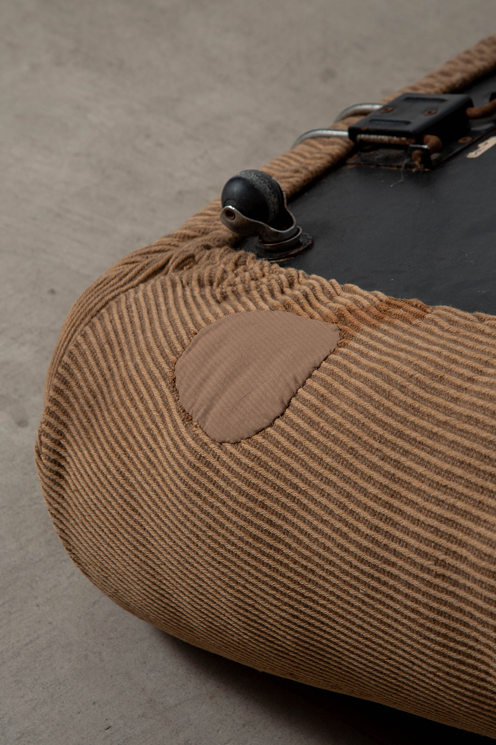 一部にリペア跡がございます。
