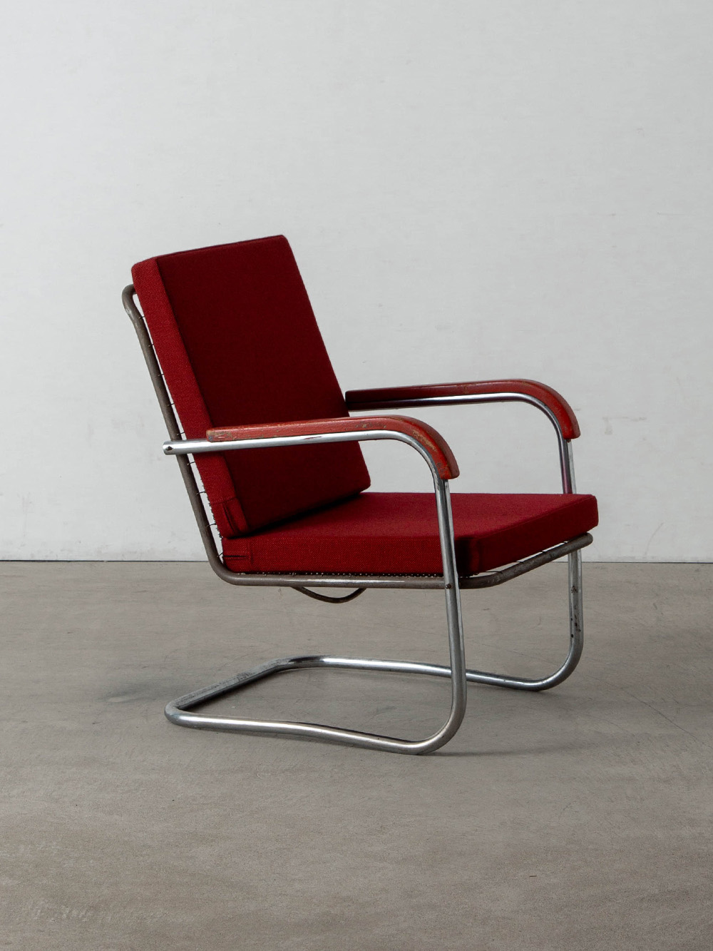 Lounge Chair by Anton Lorenz in Metal and Fabric
Hungary , 1930s
ハンガリーのデザイナー・起業家 Anton Lorenz（アントン・ローレンツ）によって、1930年代にデザインされたアームチェア。
バウハウスの理念を体現するカンチレバーの美しい構造が魅力な１脚。
ローレンツはデザイナーとして活躍する一方、1926年に誕生したカンチレバー構造を社会に定着させた立役者でもありました。Mart Stam（マルト・スタム）やMarcel Breuer（マルセル・ブロイヤー）の革新的なカンチレバー構造の椅子を、Thonet（トーネット）社などを通じて生産・権利管理し、特許と販売網を戦略的に構築。カンチレバーチェアを新たな家具ジャンルとして確立する決定的な役割を果たしました。
