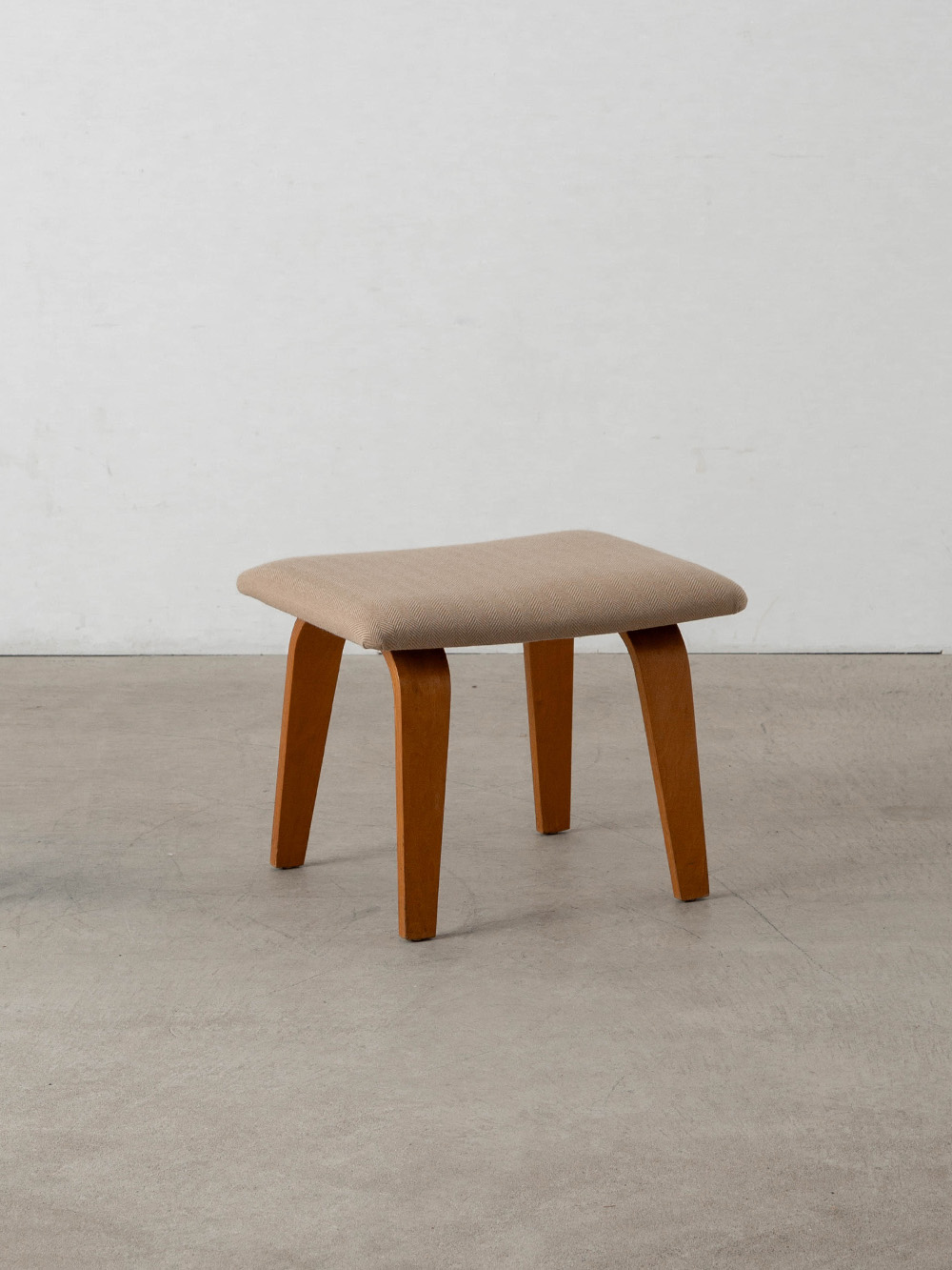 PB02 Stool by Cees Braakman for Pastoe in Fabric and Birch
Netherlands , 1950s
オランダのデザイナー Cees Braakman（ケース・ブラークマン）によって、Pastoe（パストー）社のために1952年にデザインされた PB02 スツール。
バーチ材で作られた数あるシリーズ作品の一つで、シリーズを通して積層合板で作られたU字型のループ脚がデザインアイコンとなっております。

