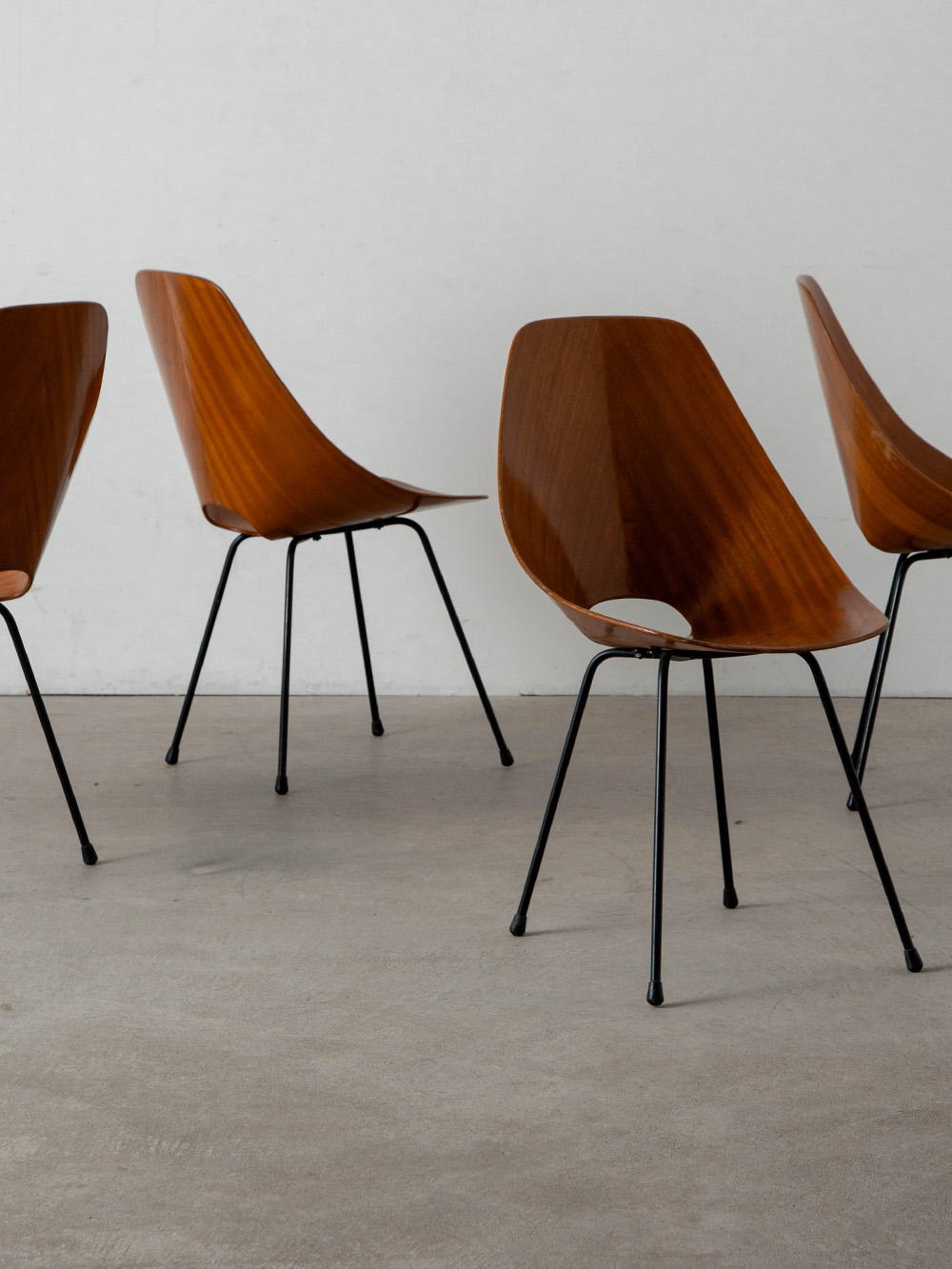 Medea Chair by Vittorio Nobili for Tagliabue F.lli in Plywood and Steel
Italy , 1950s
イタリア人デザイナー、Vittorio Nobili（ヴィットリオ・ノビリ）によって、Tagliabue F.lli（タグリアブーエ・エフリ）社のためにデザインされた Medea（メデア）チェア。
曲面合板の加工技術を持つTagliabue（タグリアブーエ）家は、家具を製造する Medea（メデア）社とテレビ用の木製シェルを製造する Tagliabue F.lli 社の2社を運営。 発表当時の Medea Chair は Tagliabue F.lli社によって製造されていました。
1955年4月の Domus（ドムス）329号で初めて宣伝されて以来、ミッドセンチュリー デザインの象徴的な作品となり、翌年の1956年にはイタリアで最も権威のある工業デザイン賞「コンパッソ・ドーロ」を受賞しています。
