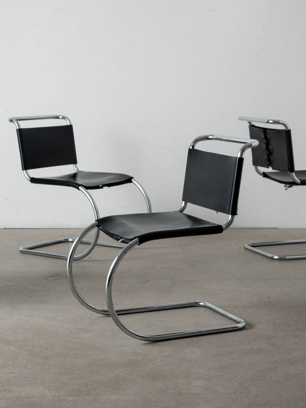 Mr 10 / Mr 533 Chair by Mies van der Rohe for Knoll in Leather and Chrome
Germany , 1980s
近代建築の巨匠、Mies van der Rohe （ミース・ファン・デル・ローエ）によってデザインされた MR チェア。
名作に数えられるこの椅子は、1927年開催のドイツ工作連盟主催の住宅展示会「ヴァイセンホーフ・ジードルング」にて発表されると、一躍注目を集めます。
同会場で発表されたマルト・スタムの S33 チェアと共に、後の家具デザインに多大な影響を与えました。
