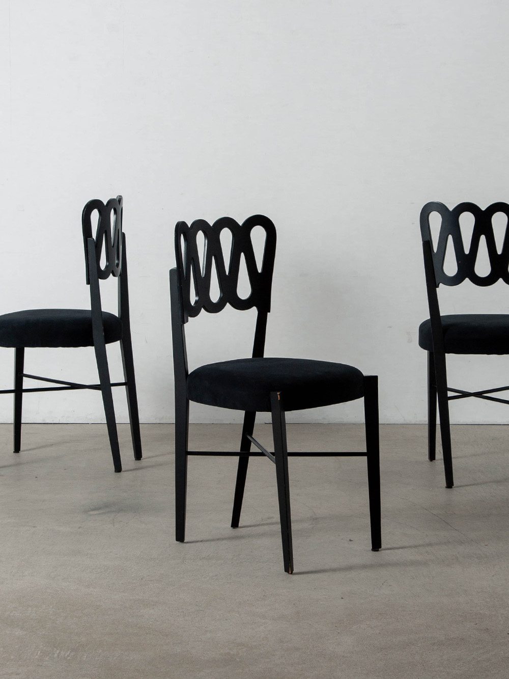 969 Chair by Gio Ponti for Montina in Wood and Fabric
Italy , 1960s
「イタリアモダンデザインの父」と評される、建築家・デザイナー・編集者 Gio Ponti（ジオ・ポンティ）によって、1936年の第6回ミラノ・トリエンナーレで発表された Scrolled（スクロールド） チェア。
その後、ポンティは1969年に自身の作品を当時の技術で作り直すため、同国の Montina（モンティーナ）社と協力して 969 チェアというモデル名で再構築された作品です。
湾曲した合板の背板のデザインはそのままに、削ぎ落とした脚部のテーパードと、X字のクロスバーを補強かつ意匠として追加されています。
