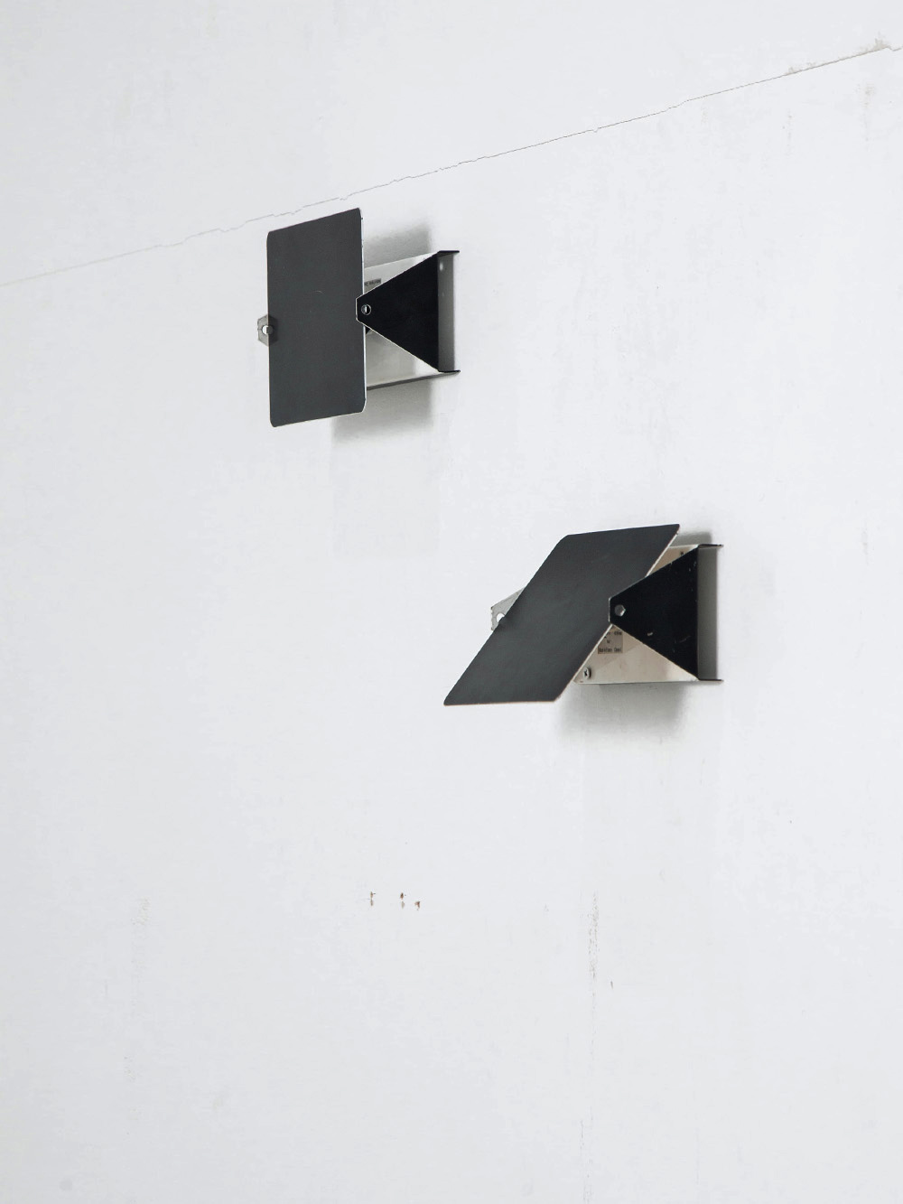 Applique À Volet Pivotant CP1 Wall Lamp by Charlotte Perriand for SCE in Steel
France , 1970s
フランスの建築家・デザイナー Charlotte Perriand（シャルロット・ペリアン）によって、1962年にデザインされた Applique À Volet Pivotant（アップリケ・ア・ヴォレ・ピヴォタン）通称 CP-1 ウォールランプ。
フランス・アルプスのメリベルにあるペリアン自身の山荘のために考案され、シェードは角度を自由に調整可能です。
こちらの個体はフランス SCE社製となり、ベースには当時のオリジナルラベルが貼付されています。
