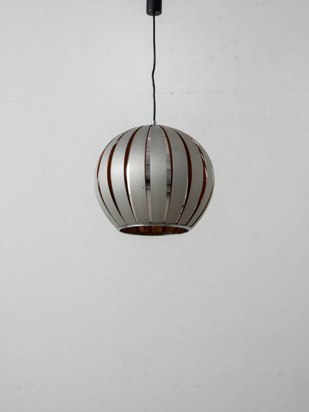 Pendant Lamp in Alminium
France , 1970s
フランスより、スリットの入った球体シェードの陰影が美しいペンダントランプ。

