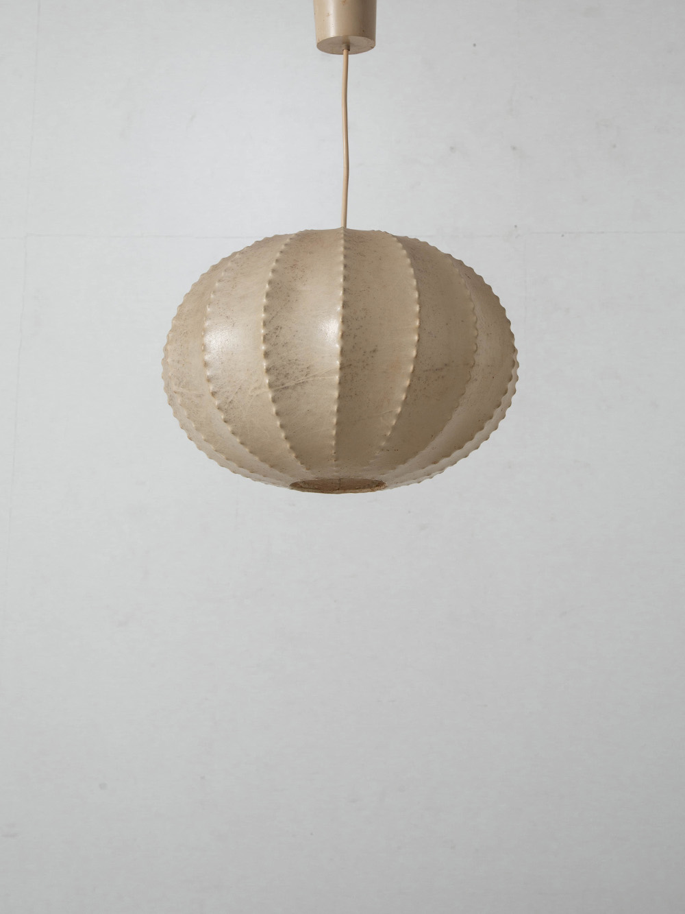 Cocoon Pendant Lamp for Goldkant Leuchten in Resin and Plastic
Germany , 1980s
ドイツより、経年変化した表情の美しいヴィンテージのコクーンペンダントランプ。

