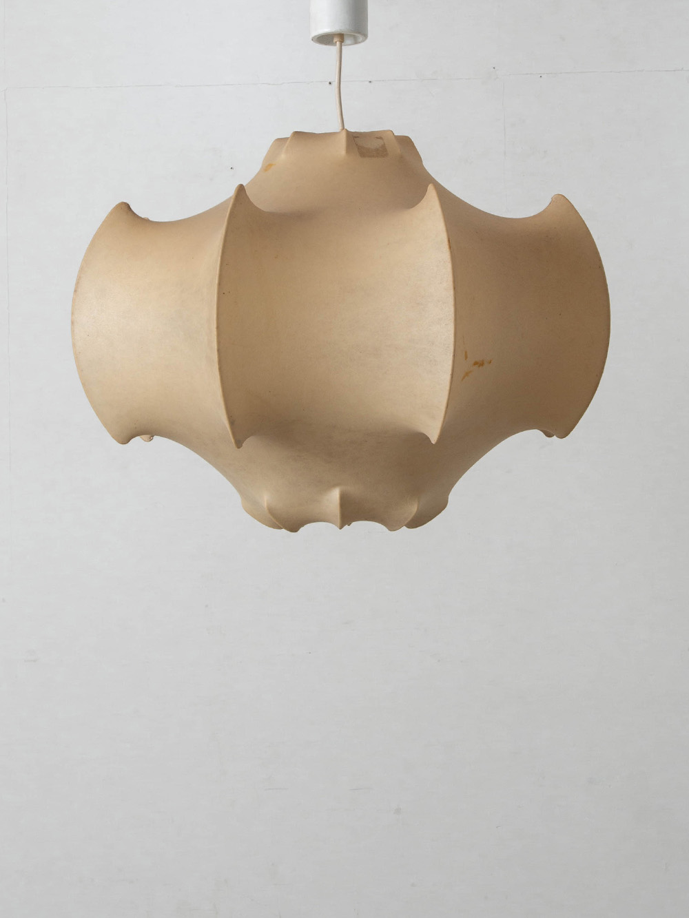 Viscontea Pendant Lamp by Achille & Pier Giacomo Castiglioni for Flos in Cocoon
Italy , 1960s
イタリアを代表するデザイナー Achille & Pier Giacomo Castiglioni（アキッレ＆ピエル・ジャコモ・カスティリオーニ）によって1960年にデザインされた、Viscontea（ヴィスコンテア）ペンダントランプ。
パウダーコーティングを施したスチールの内部構造と、独自のコクーン樹脂で構成され、樹脂はスプレー仕上げでコーティングされています。
ヴィスコンテアはコクーンシリーズを代表するデザインの一つで、1963年にはニューヨーク近代美術館（MOMA）のパーマネントコレクションにも選定されています。
