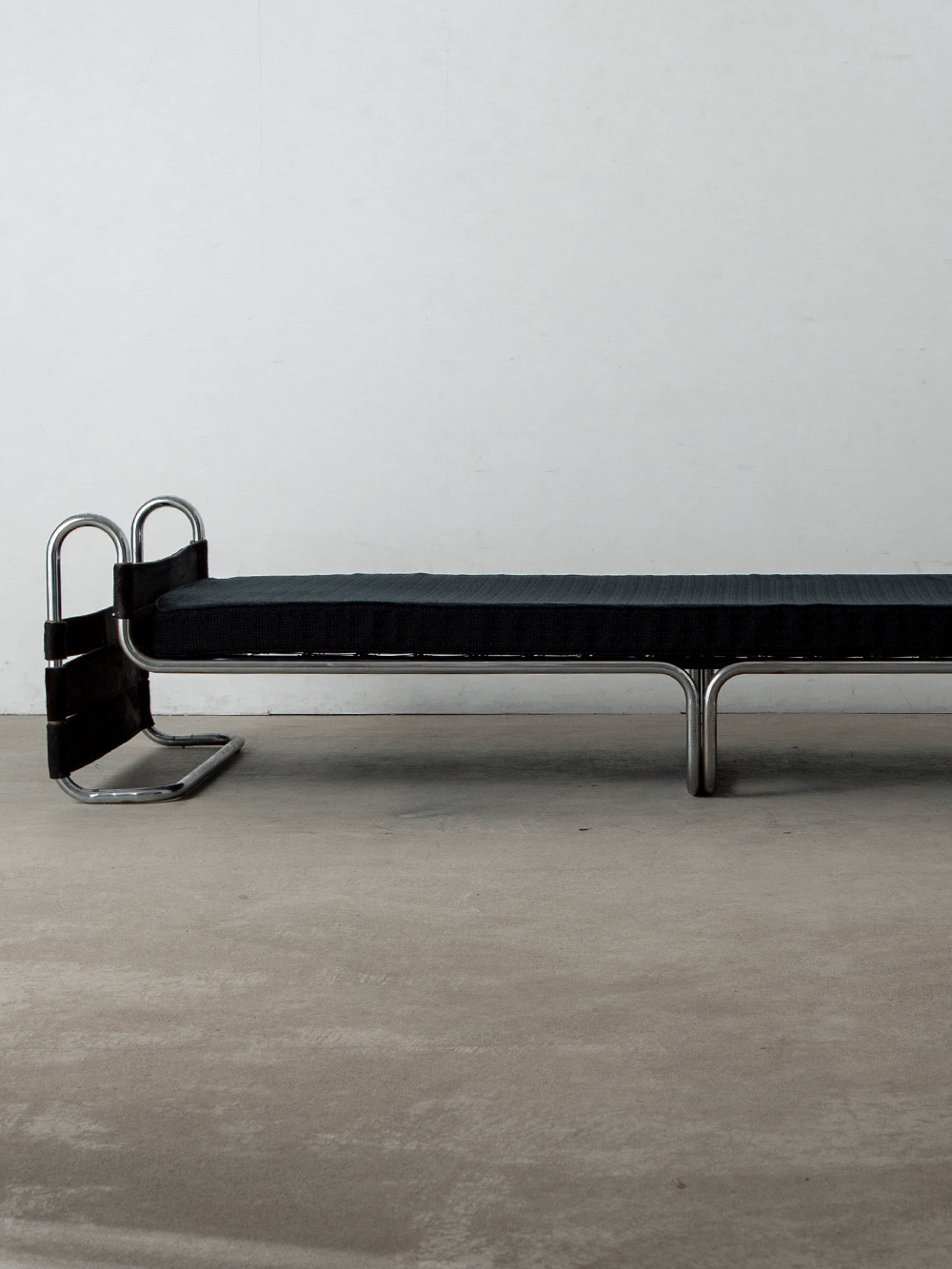 Wassily Daybed by Marcel Breuer in Chrome and Calf Hair Leather
Germany , 1970s
ドイツの Bauhaus（バウハウス）出身のデザイナー、Marcel Breuer（マルセル・ブロイヤー）によってデザインされた Wassily（ワシリー）デイベッド。
後のインテリアデザインに多大なる影響を与えたワシリーチェアと、同様の素材・構造を採用していることから、後年にはこのデイベッドもワシリーの名で呼ばれるようになりました。
