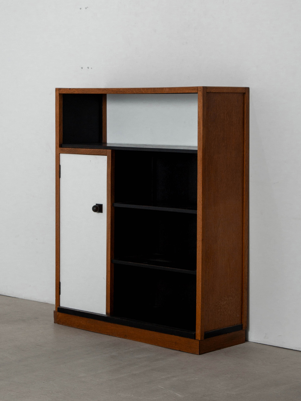 Cabinet by Frits Spanjaard in Wood and Steel
Netherlands , 1930s
オランダのデザイナー Frits Spanjaard（フリッツ・スパンヤールト）によってデザインされたキャビネット。
直線的な構成の中に配されたスチール製の円形ハンドルと、左右非対称に構成された白と黒のラッカー塗装のコントラストが引き立ちます。
